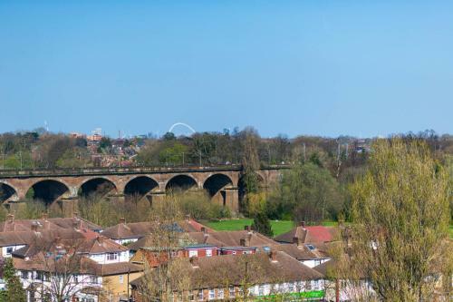 Stunning & Serene Apartment With A Lovely View In Ealing