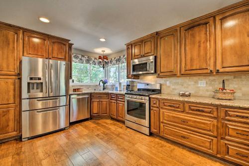 Lake Arrowhead Home With Fireplace And Game Room!