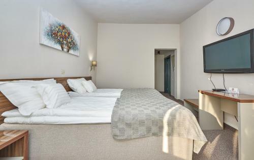 Riviera By Queens Hotel And Resort