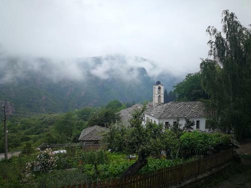 Hostal Family Hotel Byalata Kashta