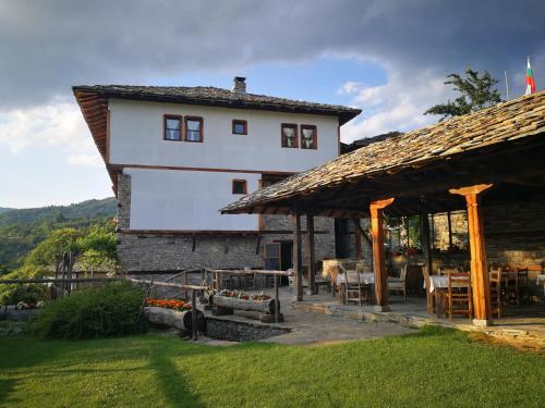 Hostal Family Hotel Byalata Kashta
