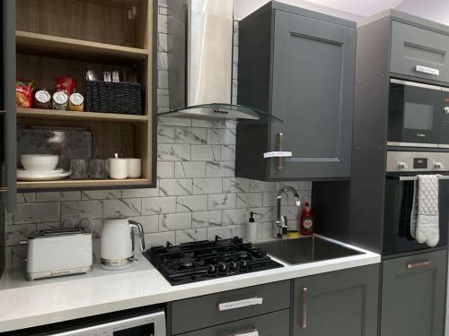 Apartamento Adorable 2 Double Bedroom Suite W/ Parking