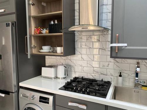 Apartamento Adorable 2 Double Bedroom Suite W/ Parking