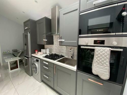 Apartamento Adorable 2 Double Bedroom Suite W/ Parking