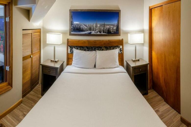 Nancy Greene's Cahilty Lodge - Hotel Room