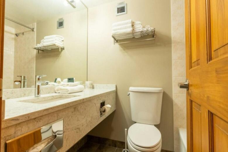 Nancy Greene's Cahilty Lodge - Hotel Room