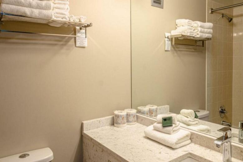 Nancy Greene's Cahilty Lodge - Hotel Room