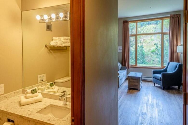 Nancy Greene's Cahilty Lodge - Hotel Room