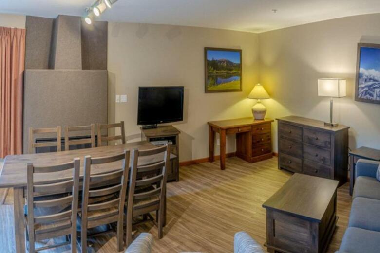 Nancy Greene's Cahilty Lodge - Hotel Room
