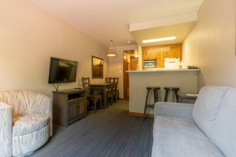 Nancy Greene's Cahilty Lodge - Hotel Room