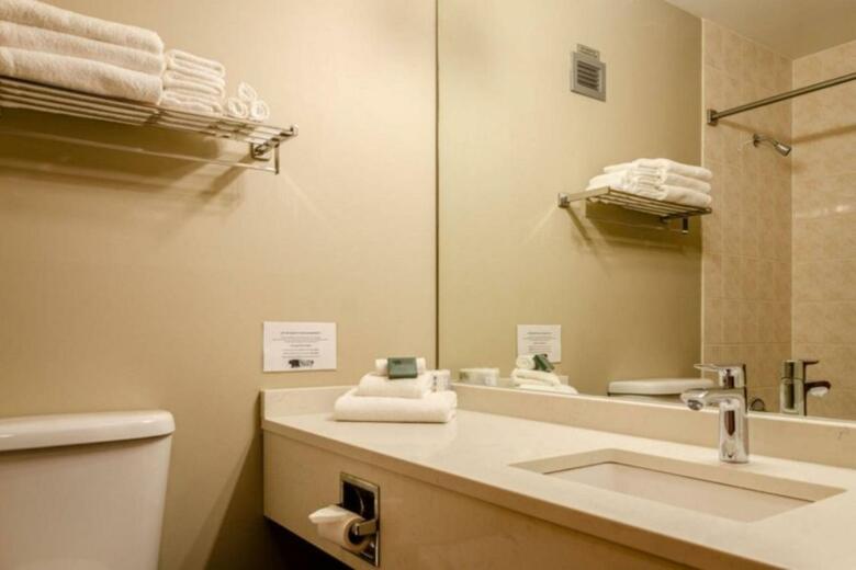 Nancy Greene's Cahilty Lodge - Hotel Room
