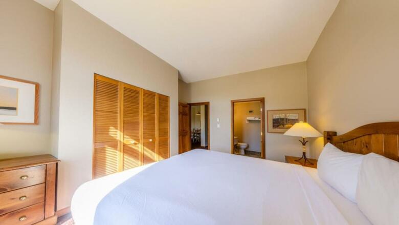 Nancy Greene's Cahilty Lodge - Hotel Room