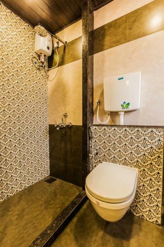 Hostal Golden Crown Airport Hotel