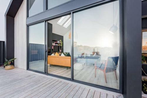 Space+light Lounge By Pool Walk To Town Beach