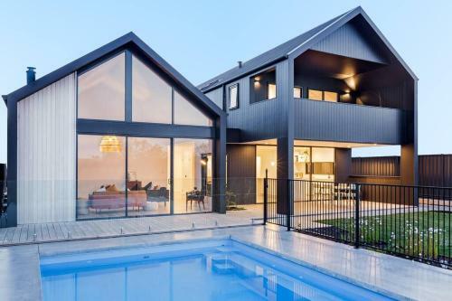 Space+light Lounge By Pool Walk To Town Beach