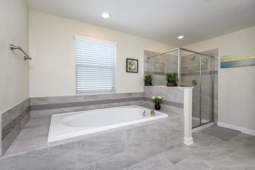 Instant Gratification - 8 Bdm Villa In Gated Comm, Villa