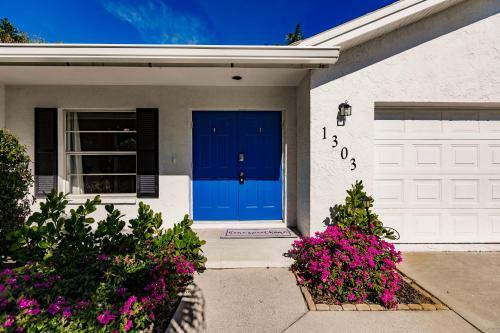 3br/2ba Home W/ Pool - 1 Mile From Beach