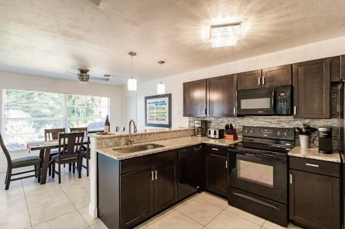 3br/2ba Home W/ Pool - 1 Mile From Beach
