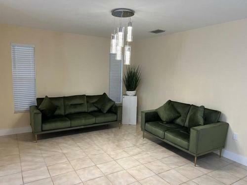 Nice Modern Homenear Aiport, Winwood & Downtown
