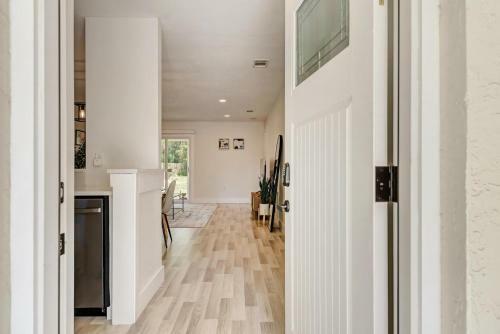 Beautiful 2 Bedroom Home Near Beach