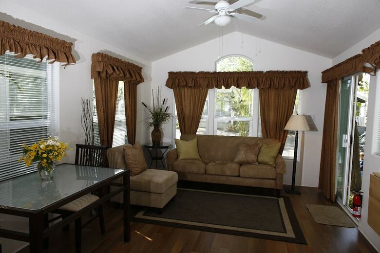 Lodge Arden Acres Executive Suites & Cottages