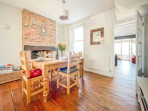 Harvest Moon - 2 Bedroom Cottage Close To Harbour