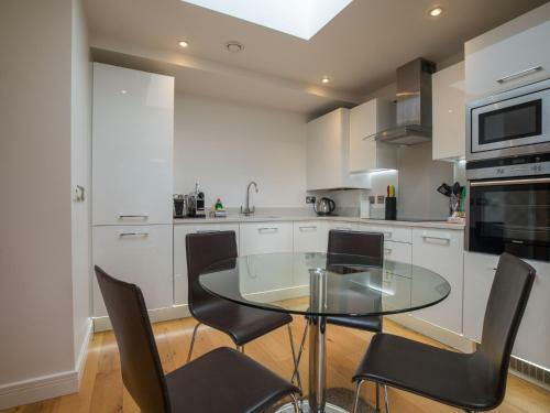 Easystays - Fab 3 Sleeper Apartment - Great Location & Parking
