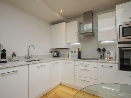 Easystays - Fab 3 Sleeper Apartment - Great Location & Parking