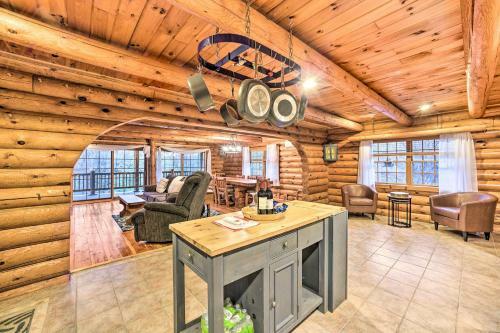 Spacious Cabin With Decks Near Saratoga Springs