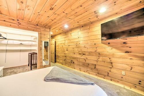 Spacious Cabin With Decks Near Saratoga Springs