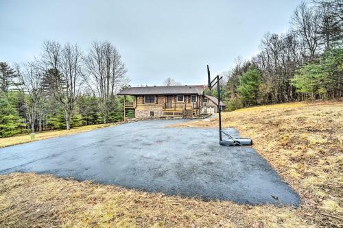 Spacious Cabin With Decks Near Saratoga Springs