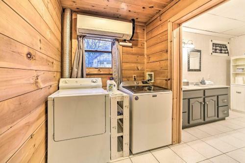 Spacious Cabin With Decks Near Saratoga Springs