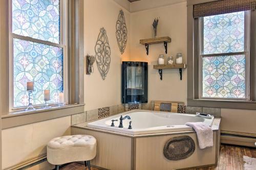 All-encompassing Escape With Pool And Hot Tub!