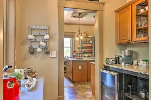 All-encompassing Escape With Pool And Hot Tub!