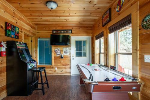 Poolin Around With Private Hot Tub And Indoor Pool