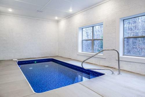 Swimming Bears Lodge Two Cabins With Pools And Hottubs