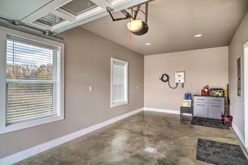 Spacious Sevierville Home With Private Hot Tub!