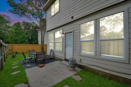 Elegant And Cozy 3br Conroe Home