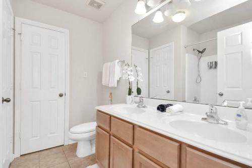 Elegant And Cozy 3br Conroe Home