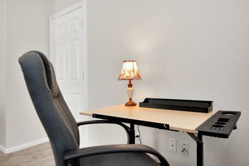 Elegant And Cozy 3br Conroe Home