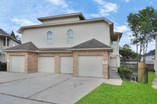 Elegant And Cozy 3br Conroe Home