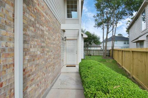 Elegant And Cozy 3br Conroe Home