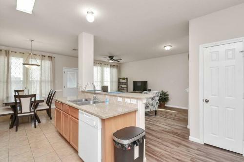 Elegant And Cozy 3br Conroe Home