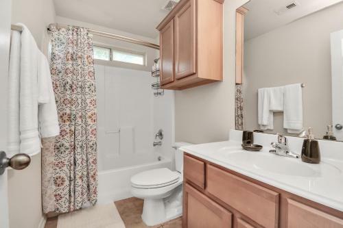 Elegant And Cozy 3br Conroe Home