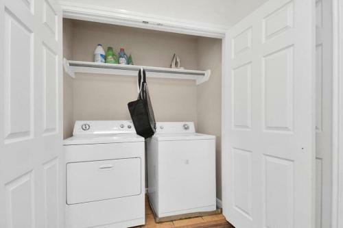 Elegant And Cozy 3br Conroe Home