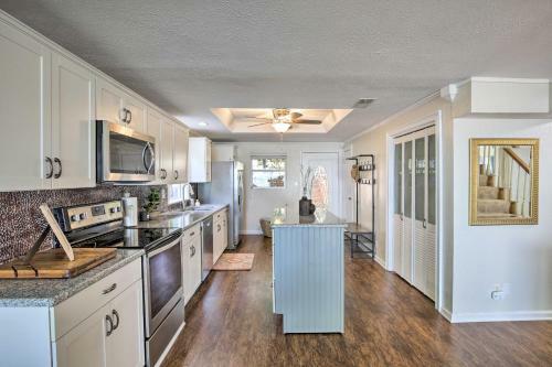 Lakefront Home On Cedar Creek With Game Room!