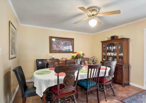 Sleeps 9 Near Lake And Major Attractions