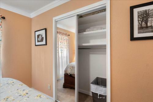 Sleeps 9 Near Lake And Major Attractions