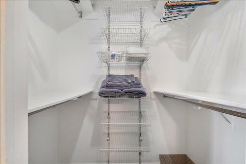 Sleeps 9 Near Lake And Major Attractions