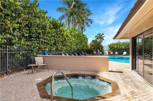 The "sea-winds" Condo I Renovated Beachfront 2 Bed 2 Bath Condo